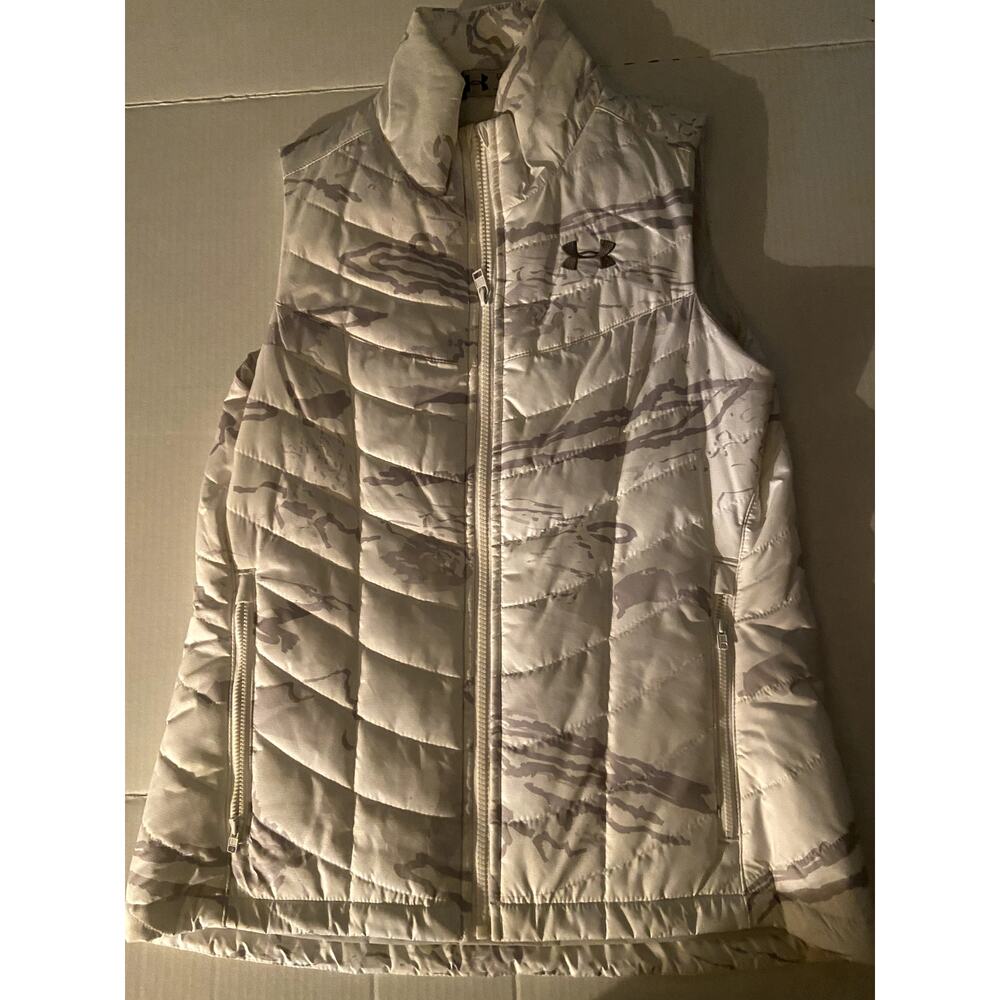 Winter is here Under Amor vest women's small with a light gray camo print